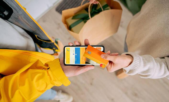 Eine Karte wird zu Apple Wallet hinzugefügt (Foto: AI25.Studio / pexels) Paar hält iPhone und Kreditkarte aneinander