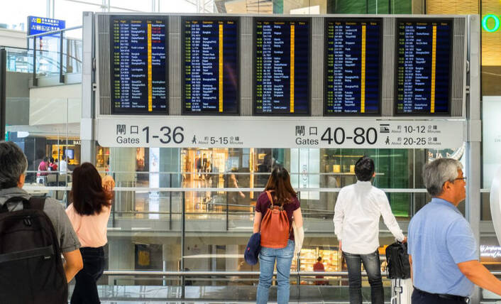 Apple Wallet kann auf Reisen optimal unterstützen (Foto: Airteo / pexels) Display mit Fluginformationen