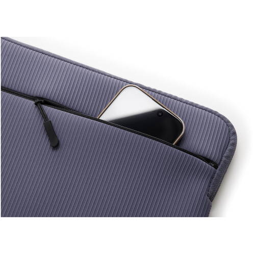 Trunk-Ribbed-Velvet-Pocket-Sleeve-MB-Pro-14-M5-Pro-2026-Blauviolett-06.jpg
