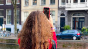 Frau nimmt ein Foto mit dem iPhone auf