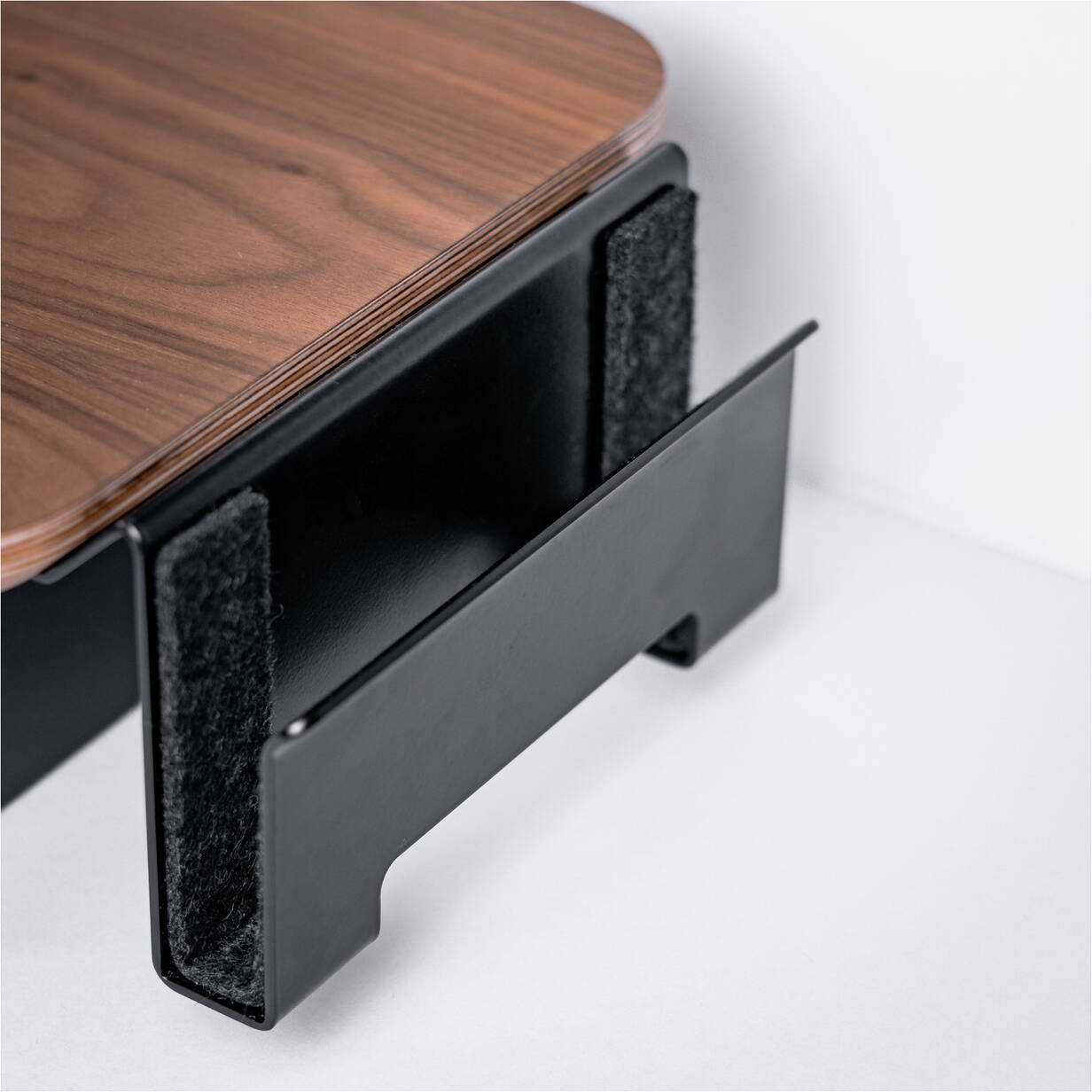 Balolo-Cockpit-Laptop-Halter-Notebook-Staender-Jet-Black-04.jpg Balolo-Cockpit-Laptop-Halter-Notebook-Staender-Jet-Black-04.jpg