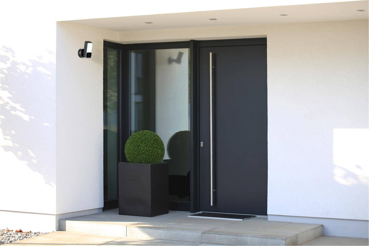 Eve-Outdoor-Kamera-Smarte-Aussenkamera-mit-Flutlicht-Homekit-Schwarz-03.jpg Eve-Outdoor-Kamera-Smarte-Aussenkamera-mit-Flutlicht-Homekit-Schwarz-03.jpg