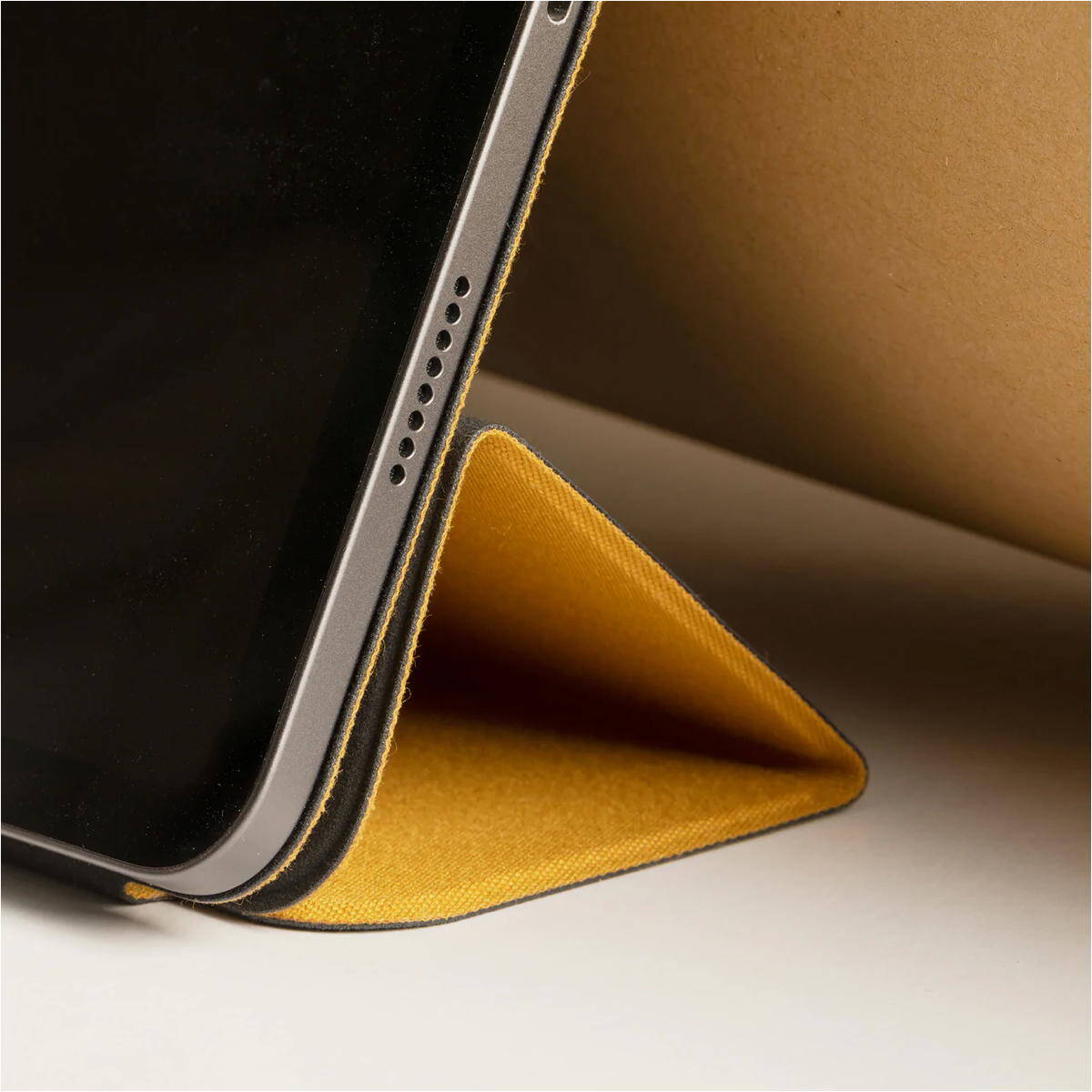 Native-Union-W-F-A-Folio-Kraft-02.jpg
