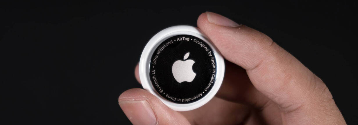 Der GPS-Tracker von Apple begleitet deinen Schlüsselbund oder deine Tasche. Apple AirTag dient als GPS-Tracker zum Wiederfinden von Gegenständen.