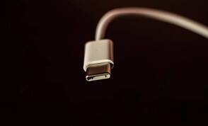 Ein USB-C-Anschluss kann die Thunderbolt 3 Technologie aufweisen oder nicht. USB-C und Thunderbolt 3 vergleichen und verstehen