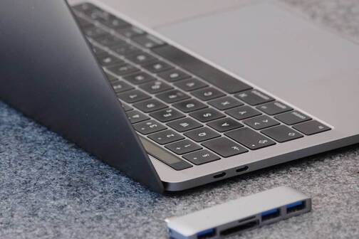 Sollten zu wenig Anschlüsse bei MacBook vorhanden sein für den Verwendungszweck, können Adapter eingesetzt werden. Adapter für die Anschlüsse USB-C und Thunderbolt 3 am MacBook