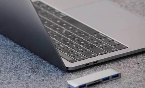 Sollten zu wenig Anschlüsse bei MacBook vorhanden sein für den Verwendungszweck, können Adapter eingesetzt werden. Adapter für die Anschlüsse USB-C und Thunderbolt 3 am MacBook
