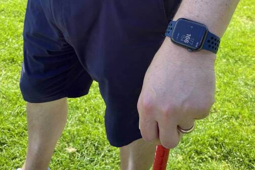 Golfer messen ihre Leistung mit iPhone und überprüfen ihren Fortschritt. Golfschläge Tracking mit iPhone und Golf Performance messen per App