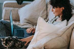 Mit Apple TV stehen dir Filme und Serien sowie Musik zur Verfügung. Apple TV kannst du neben Streaming auch fürs Gamen, Home Fitness, als Speicher und fürs Smart Home nutzen