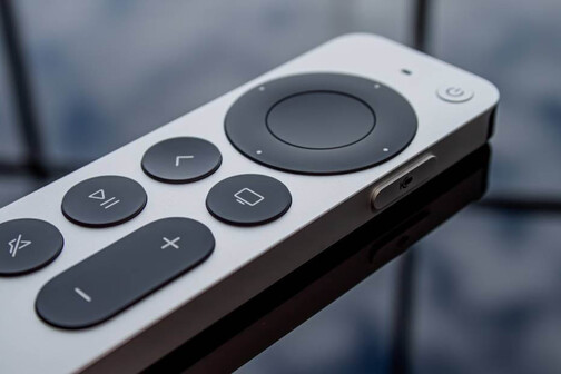 Apple TV lässt sich über eine kleine Fernbedienung mit wenigen Tasten intuitiv steuern.