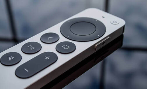 Für die Smart-Top-Box von Apple braucht es nur eine kleine Fernbedienung, um zu streamen, zu gamen oder Fotos vom letzten Urlaub anzuschauen. Apple TV lässt sich über eine kleine Fernbedienung mit wenigen Tasten intuitiv steuern.