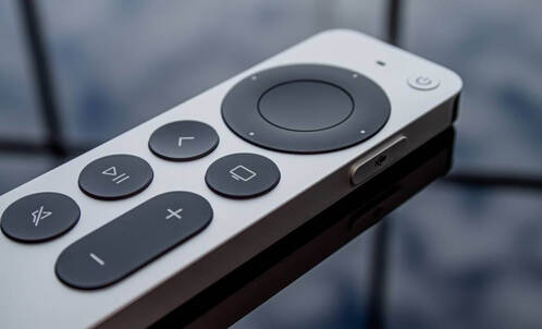 Apple TV lässt sich über eine kleine Fernbedienung mit wenigen Tasten intuitiv steuern.