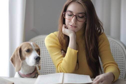 Durch eine Bildschirmpause mehr Zeit gewinnen zum Lesen oder für Haustiere Digital Detox bring mehr Zeit für Quality Time und Entspannung