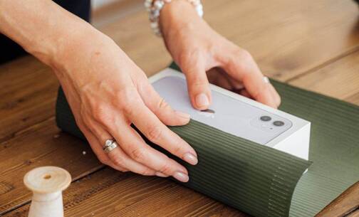 Wer sich schon beim Verpacken des Geschenks für den Partner freut, tut das Richtige. iPhone als ideales Geschenk für den Partner