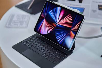 Neues MacBook in einer DQ Solutions Filiale. In den DQ Solutions Filialen sind stets die neuesten Apple Geräte ausgestellt.