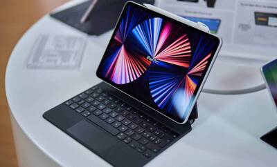 Neues MacBook in einer DQ Solutions Filiale. In den DQ Solutions Filialen sind stets die neuesten Apple Geräte ausgestellt.