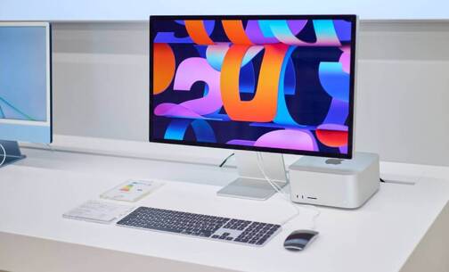 Ein iMac in der DQ Solutions Filiale in Bern. Durch die weissen Möbel sind die Apple Geräte in den DQ Solutions Filialen gut in Szene gesetzt.