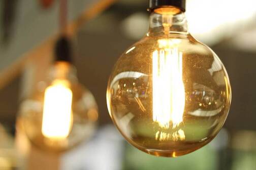 Mit LEDs Strom sparen LED Leuchten verbrauchen weniger Strom als Glühbirnen.
