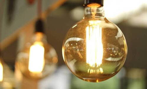 LED Leuchten verbrauchen weniger Strom als Glühbirnen.