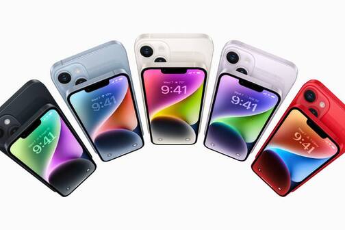 Das etwas grösser iPhone 14 Modell heisst Plus oder Pro Max. Die iPhone 14 Modelle sind in verschiedenen Farben erhältlich.