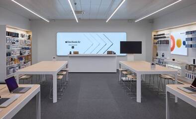 Screen zeigen die Neuheiten von Apple in der DQ Solutions Filiale am Bahnhofplatz in Zürich.