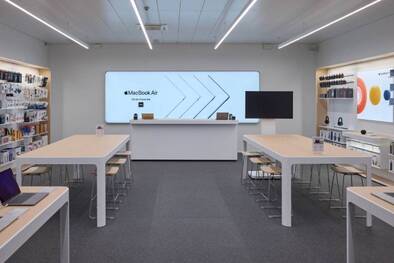 Screen zeigen die Neuheiten von Apple in der DQ Solutions Filiale am Bahnhofplatz in Zürich.
