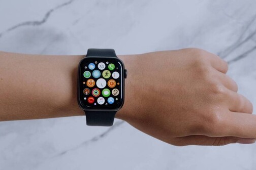 Die Anordnung der Apps auf der Apple Watch kann variieren. 