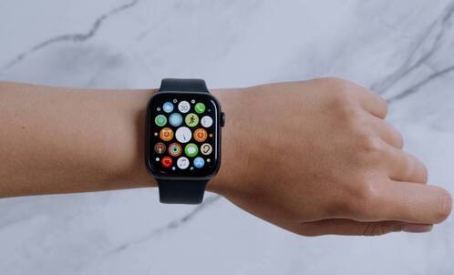 Die Anordnung der Apps auf der Apple Watch kann variieren. 