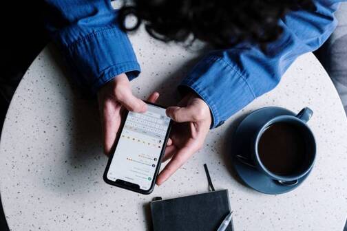 Lerne Kurzbefehle einzustellen über die Bedienungshilfen beim iPhone. Mit der Funktion «Geräusche erkennen» können Menschen mit Hörbeeinträchtigung einschätzen, was um sie herum passiert.