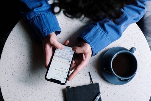 Mit der Funktion «Geräusche erkennen» können Menschen mit Hörbeeinträchtigung einschätzen, was um sie herum passiert.