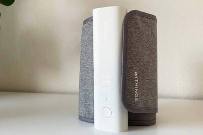 Mit seiner grauen Manschette ist das Blutdruckmessgerät von Withings auch schön anzusehen. Das Blutdruckmessgerät BPM CONNECT von Withings ist leicht zu bedienen.