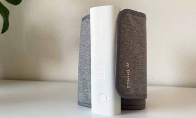 Mit seiner grauen Manschette ist das Blutdruckmessgerät von Withings auch schön anzusehen. Das Blutdruckmessgerät BPM CONNECT von Withings ist leicht zu bedienen.
