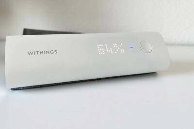 Die Anzeige auf dem Withings Blutdruckmessgerät wird erst sichtbar, wenn das Gerät in Betrieb ist. Bei der Inbetriebnahme zeigt das Blutdruckmessgerät BPM CONNECT den Status des Prozesses an.