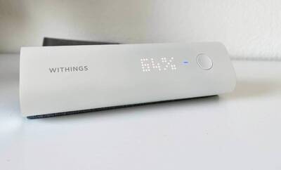 Die Anzeige auf dem Withings Blutdruckmessgerät wird erst sichtbar, wenn das Gerät in Betrieb ist. Bei der Inbetriebnahme zeigt das Blutdruckmessgerät BPM CONNECT den Status des Prozesses an.