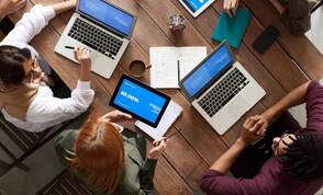 DQ Solutions erledigt das Mobile Device Management als professioneller externer Partner. Ein MDM als externer IT-Service kann die interne Abteilung entlasten.