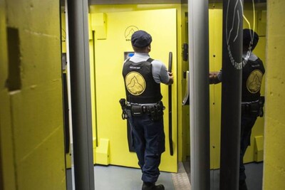 Security bewachen die Räume zur Datensicherung im Swiss Fort Knox.