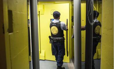 Security bewachen die Räume zur Datensicherung im Swiss Fort Knox.