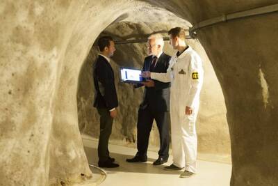 Die Server sind streng bewacht und nur wenige Menschen werden bei MOUNT10 ins Fort gelassen. Nur wenige Menschen dürfen sich in den Gängen vom Swiss Fort Knox bewegen.