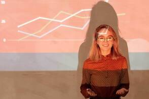 Eine junge Frau hält eine Präsentation. Keynote Präsentation mit iPad durchführen