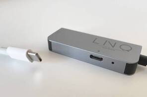 Der HDMI MacBook Adapter verfügt über einen Thunderbolt Ladeanschluss. HDMI-Adapter für MacBook von LINQ
