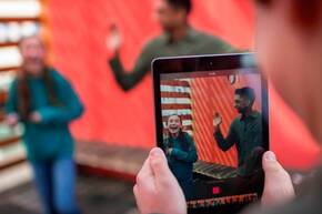 Lehrpersonen nutzen Apple Geräte im Schulunterricht.