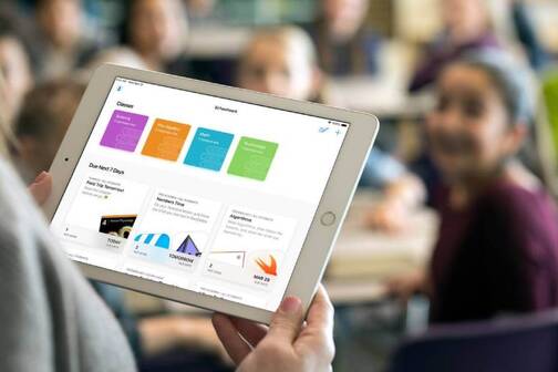 Mit Schoolwork und Classroom organisieren Lehrpersonen digitale Medien und den Unterricht. Die Apps Schoolwork und Classroom sind super Tools für Lehrpersonen.
