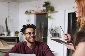 Zurück ins Büro vom Homeoffice mit viel Motivation. Mehr Motivation im Büro – 5 gute Ratschläge.