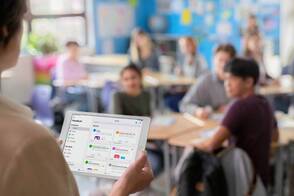 Lehrpersonen zeigen anderen Lehrenden, wie sie fit werden für den Schulunterricht mit iPad. Weiterbildungen für Lehrpersonen zu digitalen Medien bei DQ Solutions