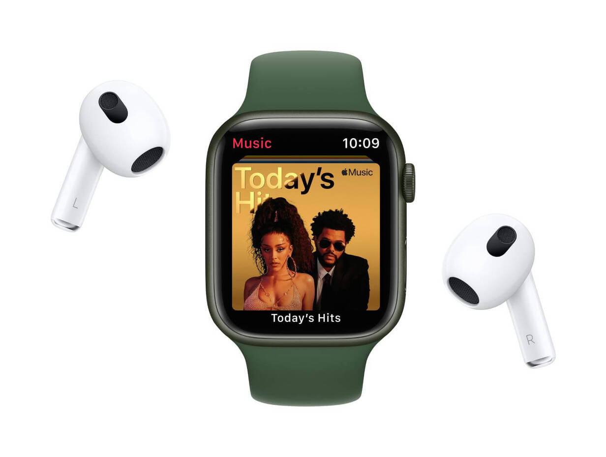 Auch mit der Apple Watch ist eine Nutzung der AirPods praktisch. Die AirPods lassen sich mit der Apple Watch verbinden.