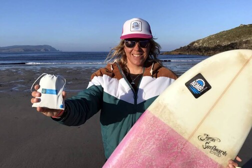 Angie Ringleb führt eine Surfschule und verwendet Blutens auch auf Reisen.