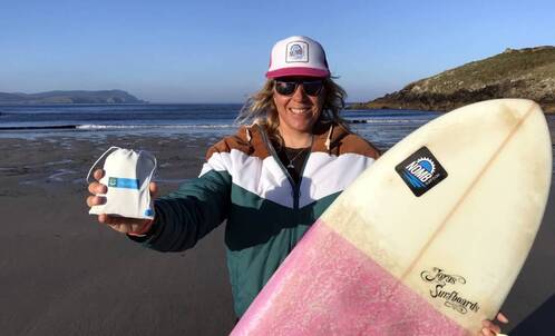 Angie Ringleb führt eine Surfschule und verwendet Blutens auch auf Reisen.
