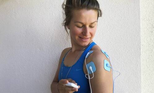 Julia Mayr wendet gerne Elektrostimulation in der Physiotherpie an.