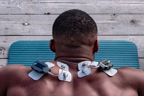 Bluetens Duo Sport kann Nackenverspannungen mit Elektrostimulation lindern.