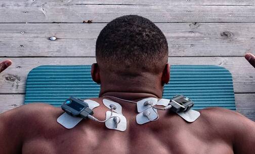 Nackenmuskulatur aufbauen oder entspannen mit Bluetens. Bluetens Duo Sport kann Nackenverspannungen mit Elektrostimulation lindern.